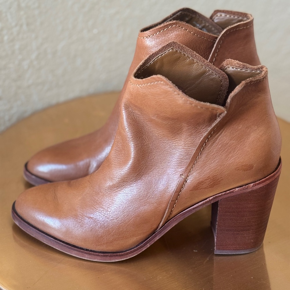 Dolce Vita Elegant Tan Leather Ankle Boots